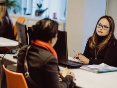 huishoudhulpen kunnen voor al hun vragen terecht bij hun dossierbeheerster.jpg