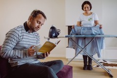 Poetshulp strijkt in bijzijn van klant