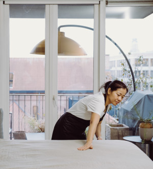 huishoudhulp maakt het bed op.jpg